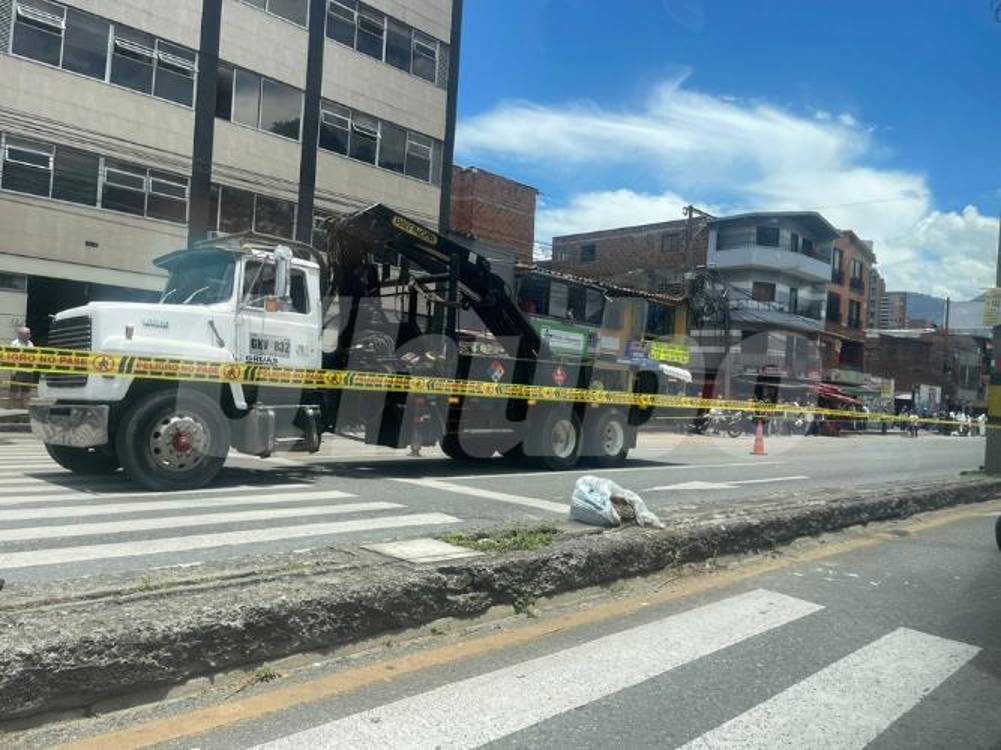 El motociclista chocó contra este camión. <b><span class=mln_small-caps_mln>/FOTO: SINDY VALLE</span></b>