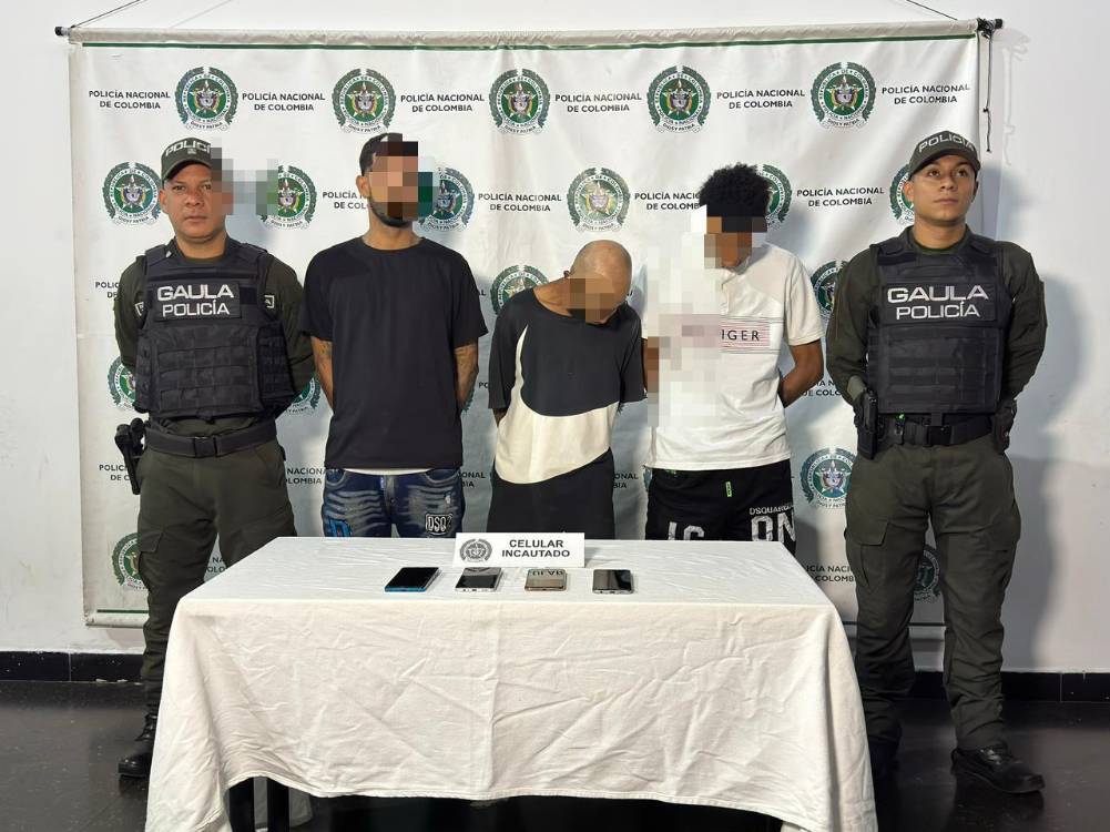 <span class=mln_uppercase_mln>Estos</span><b><span class=mln_uppercase_mln> fueron los tres hombres capturados por su presunta responsabilidad en la retención del menor. El que está en la mitad fue detenido en el parque de San Ignacio. FOTO: POLICÍA METROPOLITANA</span></b>