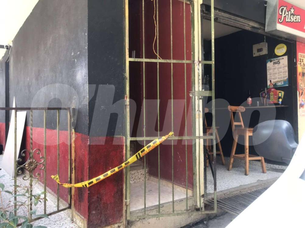 En la entrada de la edificación quedó la muestra del acordonamiento hecho por las autoridades. <b><span class=mln_small-caps_mln>/FOTO: LAURA ROSA JIMÉNEZ VALENCIA</span></b>