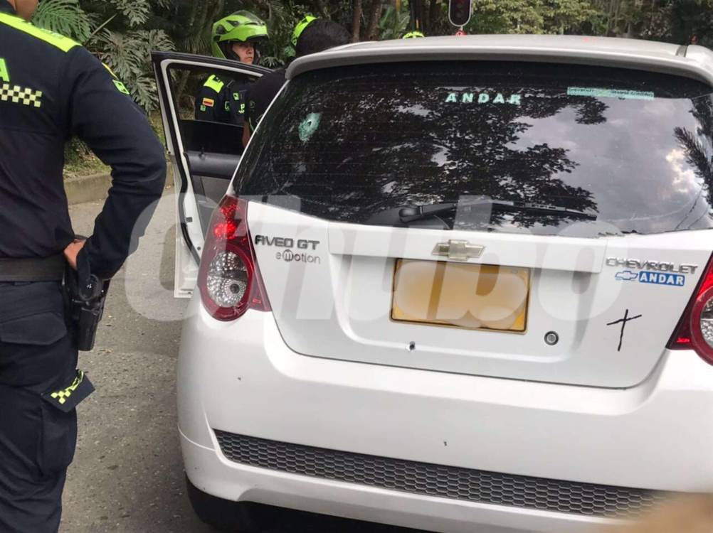 La Policía hizo presencia de inmediato en el lugar e inspeccionó el vehículo donde se movilizaban las víctimas del ataque. <b><span class=mln_small-caps_mln>/FOTO: LAURA ROSA JIMÉNEZ VALENCIA</span></b>