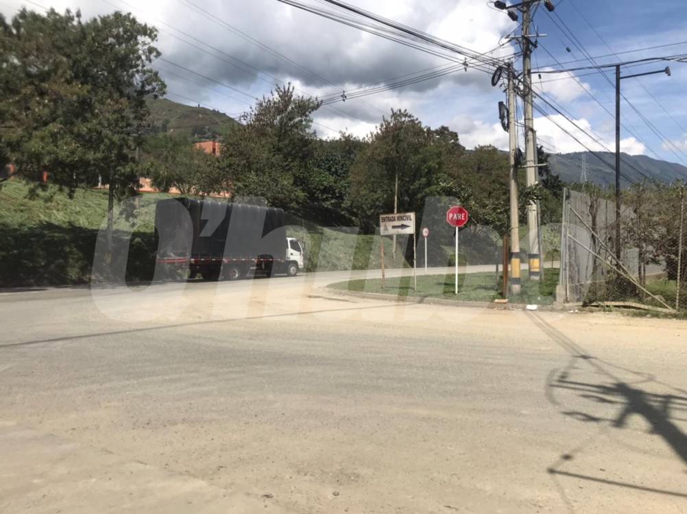 En este punto de la autopista Norte, en Girardota, ocurrió la riña. FOTO: LAURA ROSA JIMÉNEZ VALENCIA