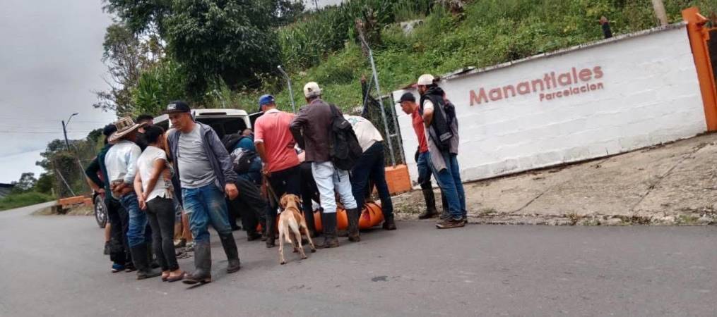 Este habría sido el momento en el que trasladaron su cuerpo. FOTO: PUNTO PAISA NOTICIAS