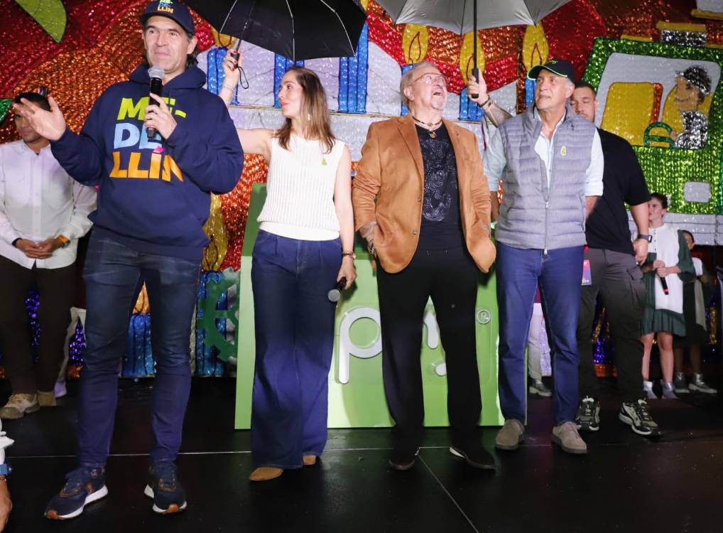Kiko, acompañando al alcalde Federico Gutiérrez y al gerente general de EPM, John Maya Salazar, en la activación del alumbrado navideño<span class=mln_small-caps_mln>. FOTO: CORTESÍA ALCALDÍA DE MEDELLÍN</span>