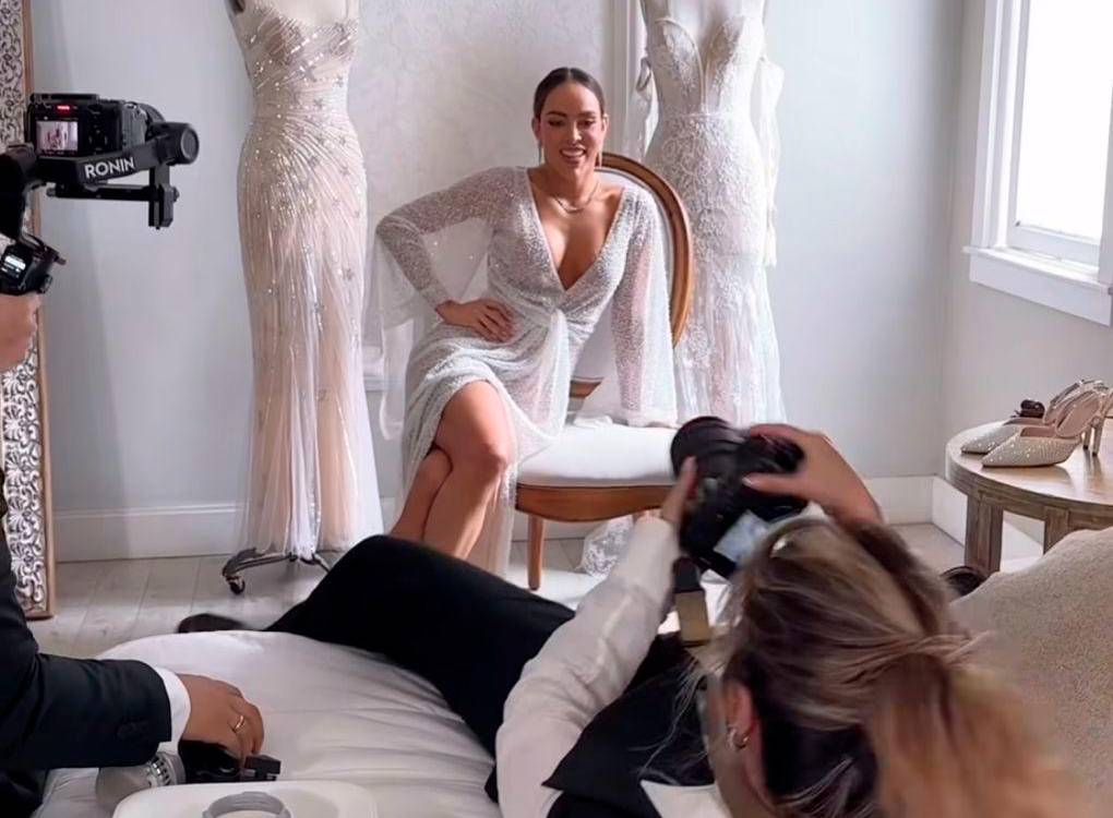 Su primer cambio de vestuario, antes de salir al matrimonio, fue este para una sesión de fotos.