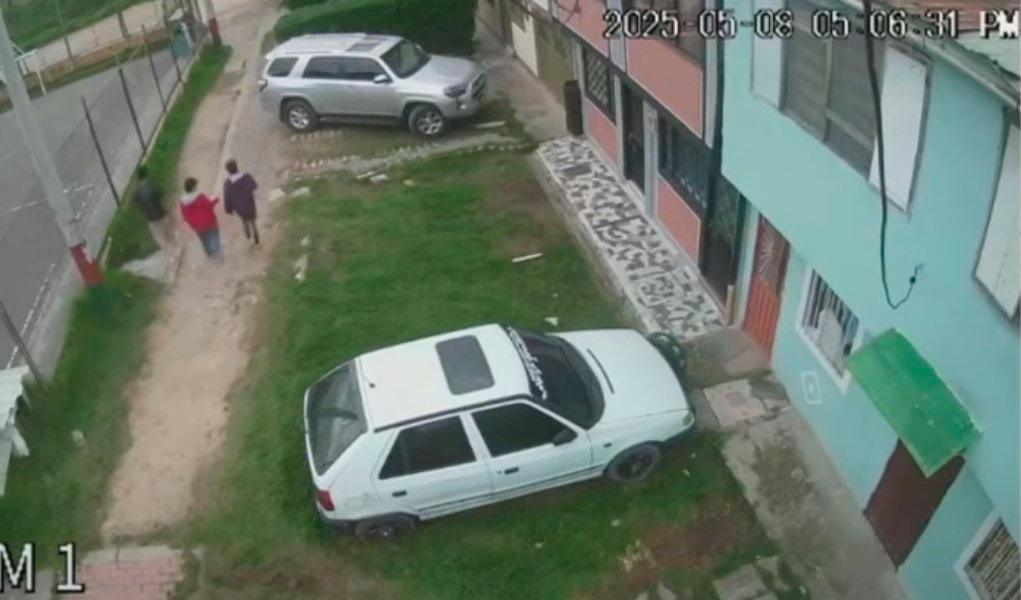 Estas son las últimas imágenes que se conocen del menor. Iba con su exnovia y el actual novio de ella para la zona boscosa donde fue asesinado. <b><span class=mln_small-caps_mln>/FOTO: IMAGEN DE CÁMARA DE SEGURIDAD</span></b>