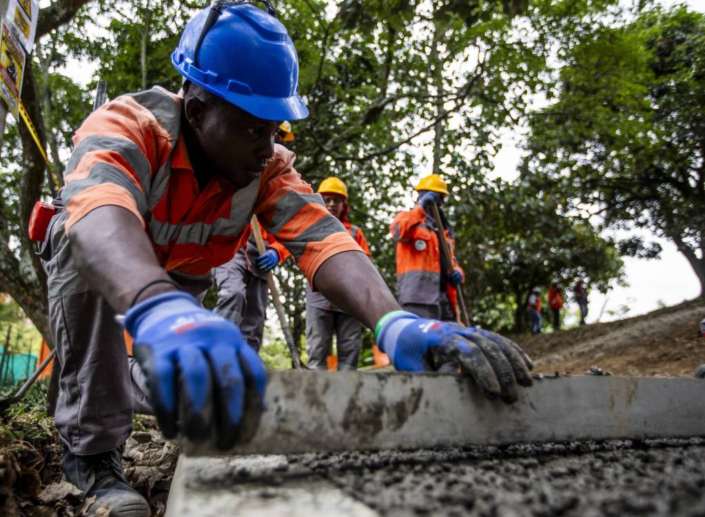 James es sordo y es el oficial de obra que construye el Gran Parque