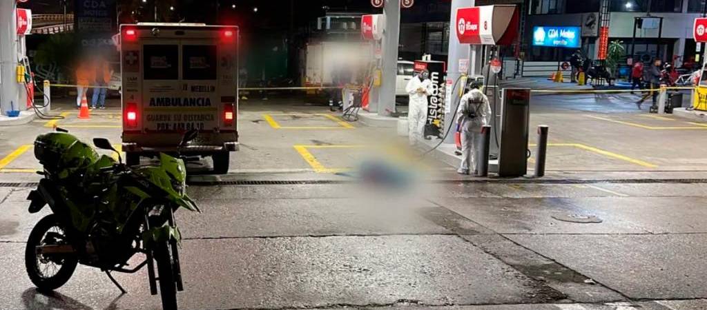 Fotografía tomada tras el crimen. Personal médico llegó al sitio, pero la víctima ya había fallecido. /FOTO: CORTESÍA