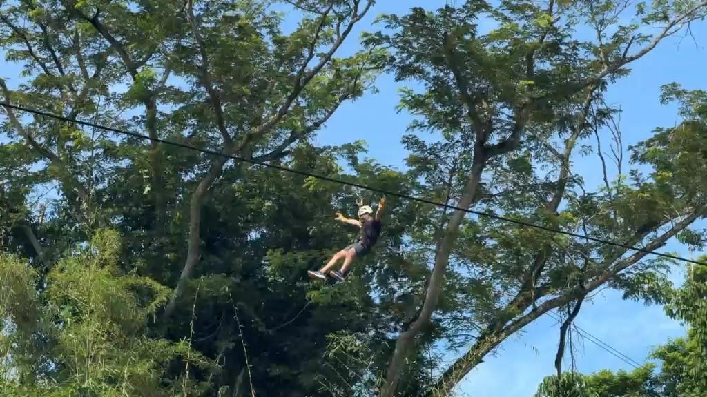 En Jamaica, la combinación de una aventura en tirolesa (zipline)<span class=mln_small-caps_mln> con la visita a una </span>finca azucarera histórica<span class=mln_small-caps_mln> del siglo XVIII de 2000 acres, es una de las excursiones más populares. FOTO: CORTESÍA VALENTINA GÓMEZ</span>