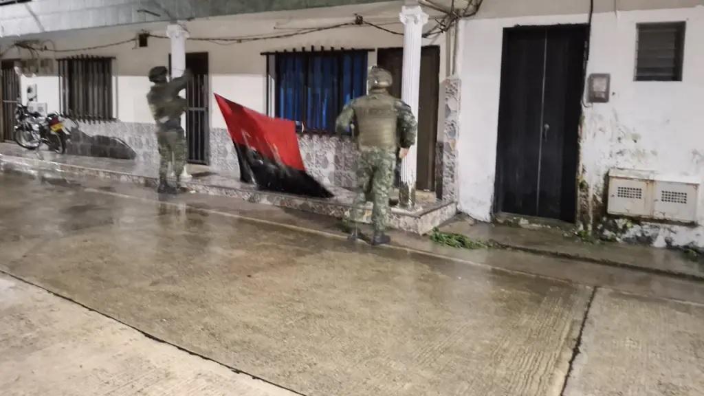 La bandera del Eln instalada en Valdivia. <b><span class=mln_small-caps_mln>/FOTO: CORTESÍA</span></b>