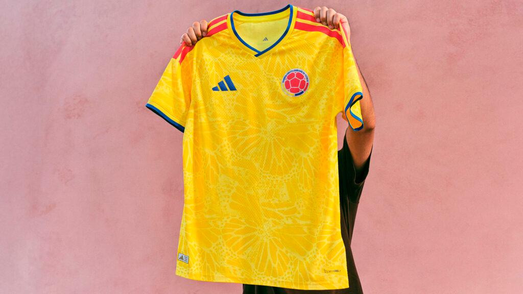 La nueva camiseta de la Selección Colombia conserva el tradicional amarillo, azul y rojo. <b><span class=mln_small-caps_mln>/FOTO: FCF</span></b>