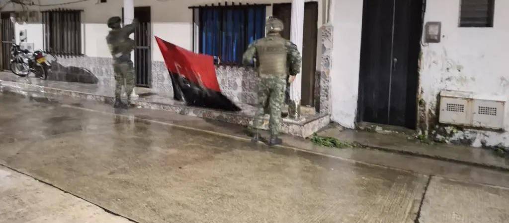 La bandera del Eln instalada en Valdivia. /FOTO: CORTESÍA