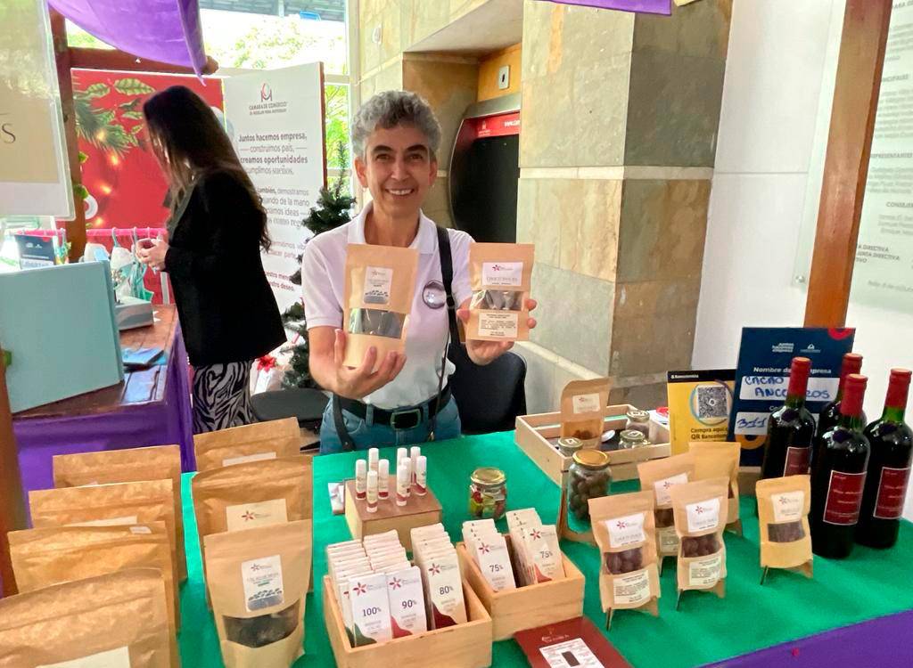 Ella exhibe con orgullo sus productos, en una reciente feria de emprendedores que se realizó en Bello. / FOTO: JAIDER ESCOBAR.