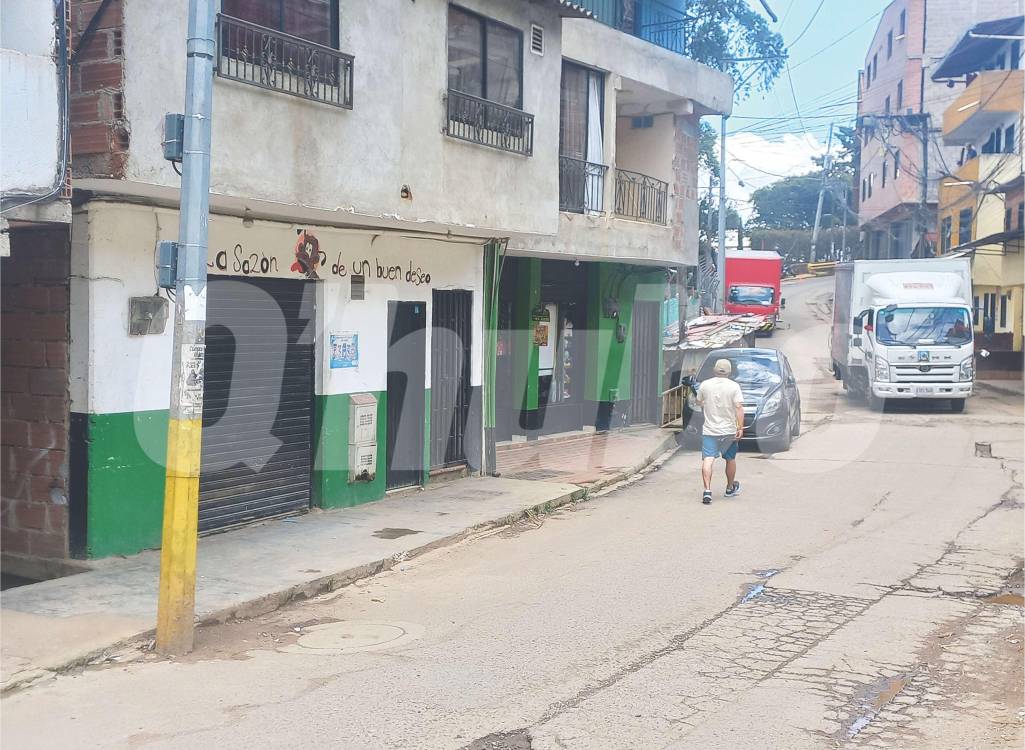 En esta cuadra de la carrera 32B con la calle 84B también se dio una batalla campal, donde la gente lanzaba botellas y piedras. <b><span class=mln_small-caps_mln>/FOTO: MAURICIO PALACIO</span></b>