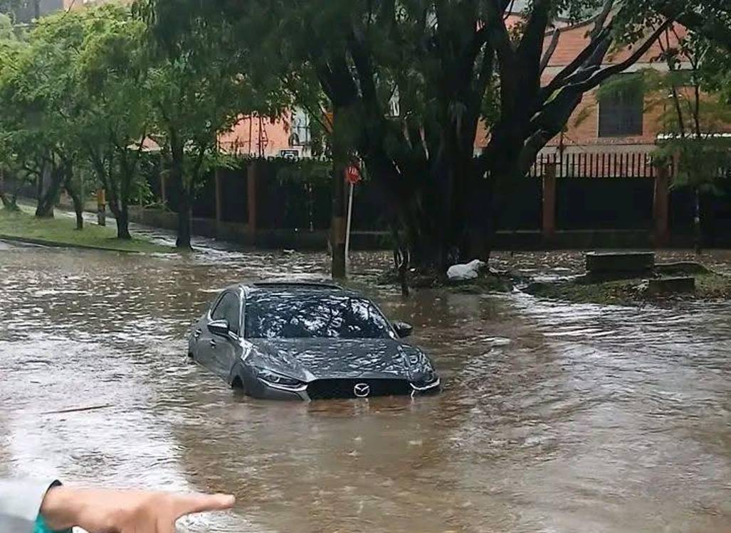 Carro atrapado en la vía. FOTO: CORTESÍA