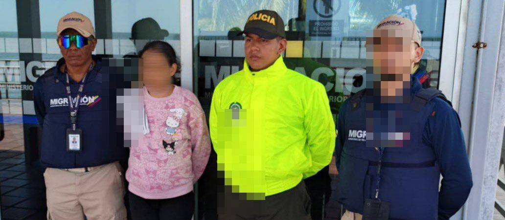 Las autoridades la capturaron cuando se movilizaba en una embarcación que había llegado a Necoclí, proveniente de Capurganá, Chocó. FOTO: MIGRACIÓN COLOMBIA