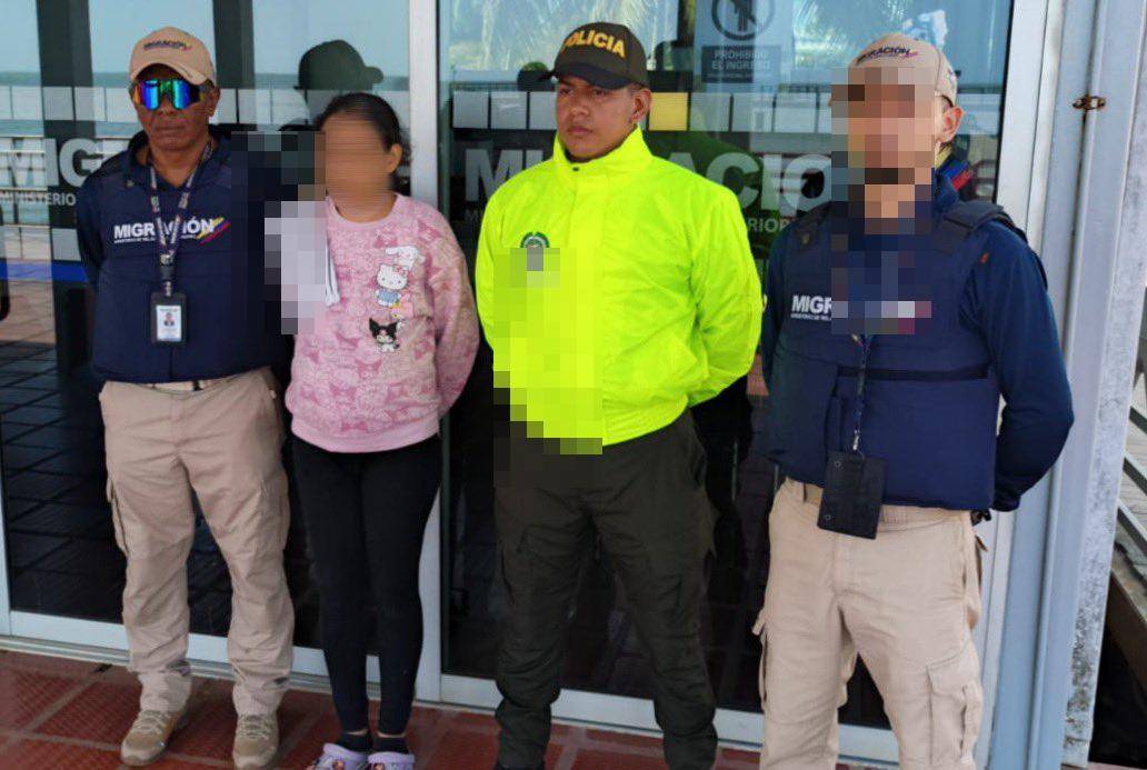 Las autoridades la capturaron cuando se movilizaba en una embarcación que había llegado a Necoclí, proveniente de Capurganá, Chocó. FOTO: MIGRACIÓN COLOMBIA