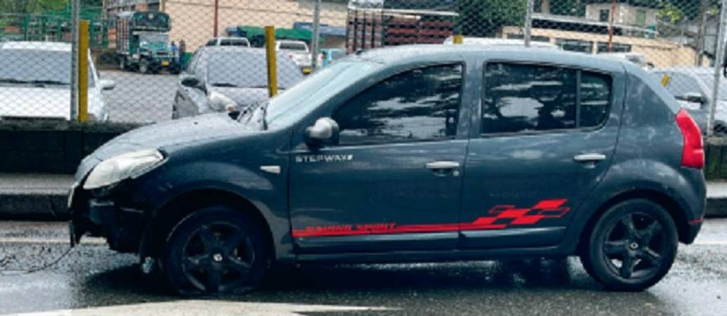 El carro quedó en pérdida total: la cojinería estaba empapada y las cuerdas del sistema eléctrico, sueltas. La pregunta es: ¿quién responde por estos daños? /FOTO: CORTESÍA FAMILIA