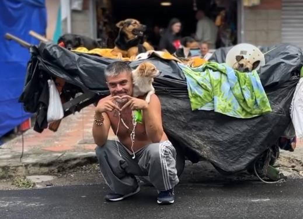 Sus 7 perritos viven en un hogar donde los cuidan, y él va cada ocho días a visitarlos y llevarles comida. FOTO: CORTESÍA