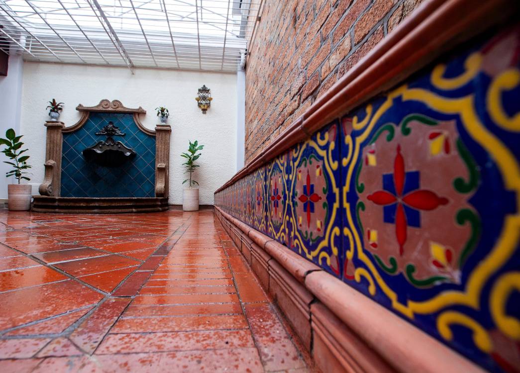 Tiene un patio con fuente.