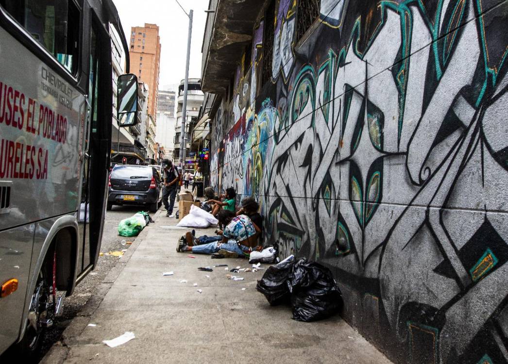 Ni más, ni menos, así son los alrededores del Nutibara a plena luz del día. El olor a excremento y a marihuana ya llega hasta la recepción. ¡Increíble! <b><span class=mln_small-caps_mln>/FOTO: JULIO CÉSAR HERRERA</span></b>