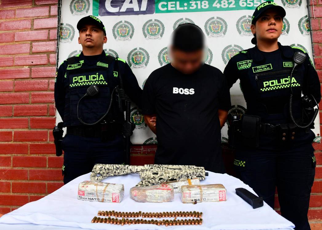 Este es el subfusil de fabricación artesanal que la Policía decomisó en un hotel del centro de Medellín. /FOTO: POLICÍA NACIONAL