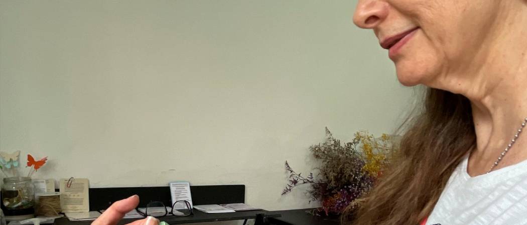 Mónica tiene que hacer un aseo especial en sus manos, antes de manipular las crisálidas. /FOTO: JAIDER ESCOBAR