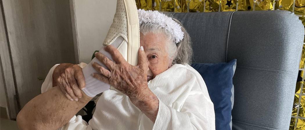 EN FOTOS: Tere cumplió los 100 años y se persigna con el pie