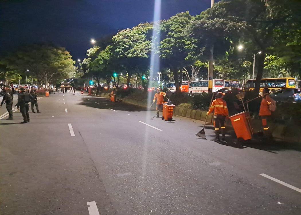 Recolección de basuras en la avenida. <b><span class=mln_small-caps_mln>/FOTO: EMVARIAS</span></b>