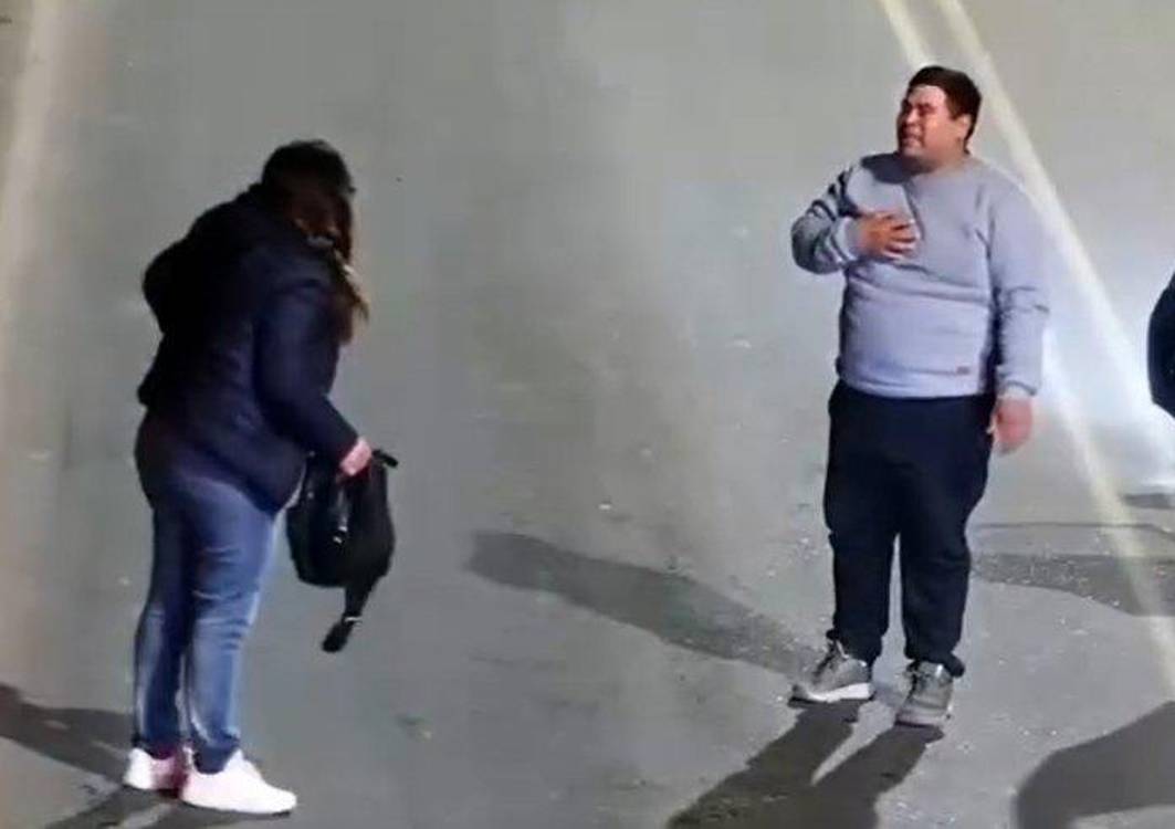 El conductor, al no entender la situación, se detuvo a hablar con la mujer. <b><span class=mln_small-caps_mln>/FOTO: Redes sociales.</span></b>