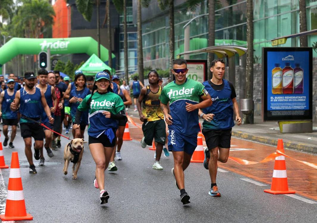 Más de 300 usuarios e influenciadores del running participaron en el recorrido inaugural de los 5 kilómetros nuevos de ciclovía donde se presentó esta comunidad. <b><span class=mln_small-caps_mln>/ FOTO: CORTESÍA ALCALDÍA DE MEDELLÍN.</span></b>