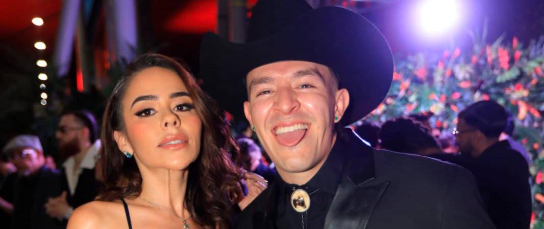 Luis Alfonso llegó a la alfombra al lado de su esposa, Luisa Pulgarín, y luego subió al escenario para cantar la ‘Chismofilia’. / FOTO: ESNEYDER GUTIÉRREZ 