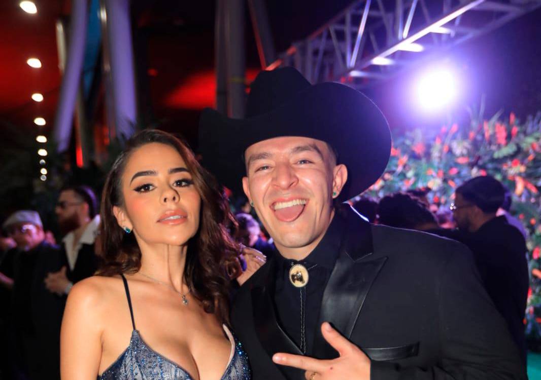 Luis Alfonso llegó a la alfombra al lado de su esposa, Luisa Pulgarín, y luego subió al escenario para cantar la ‘Chismofilia’. <b><span class=mln_small-caps_mln>/ FOTO: ESNEYDER GUTIÉRREZ </span></b>