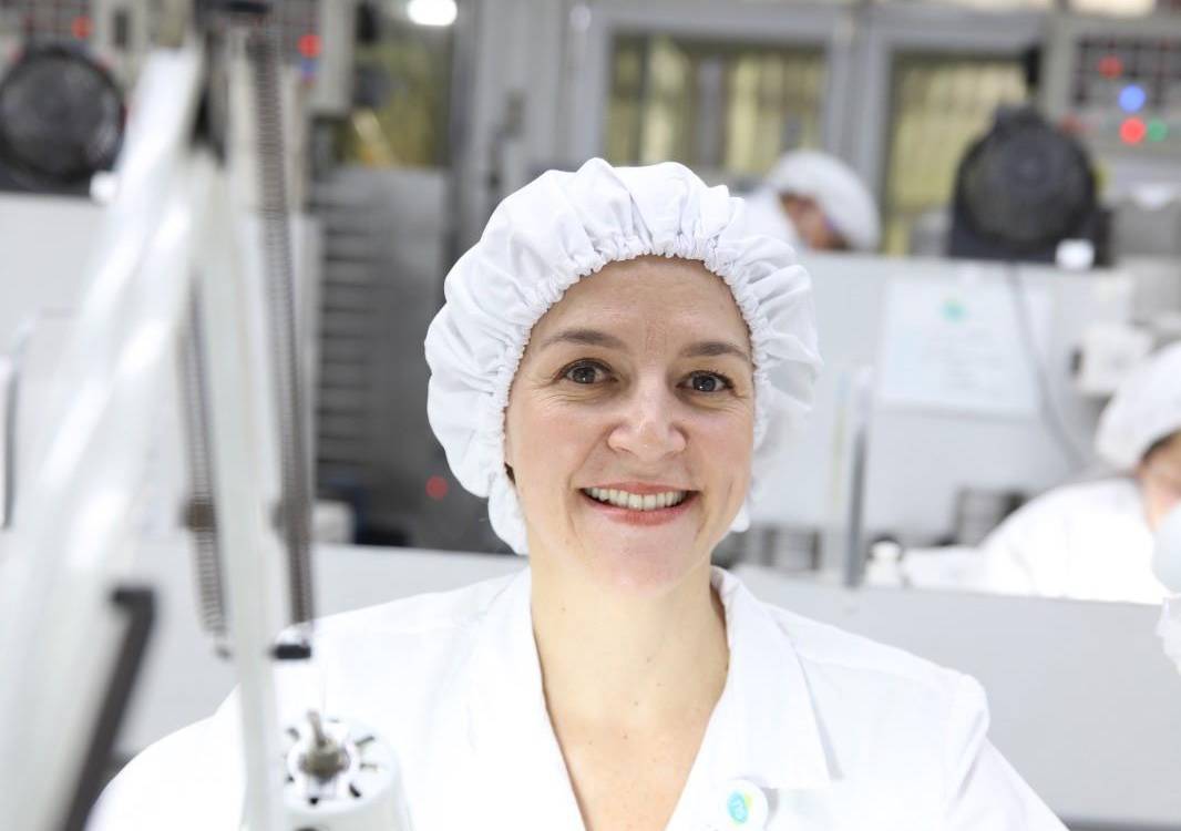 Isabel Cristina Suárez, quien sobresale también por su alegría, llega muy temprano siempre a su empresa, ubicada en Guarne, donde también reside. FOTOS: CORTESÍA