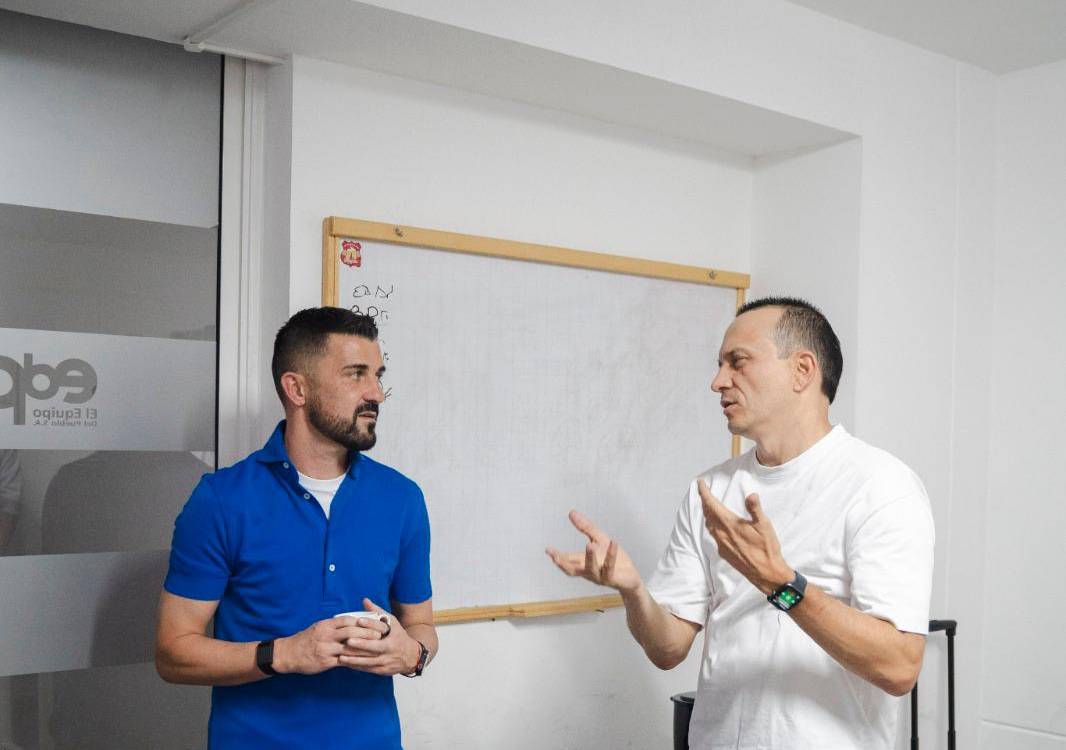 ¿Será que el profe Alejandro Restrepo le pidió unos consejitos a Villa pa mejorar la definición del Rojo? /FOTO: DIM OFICIAL