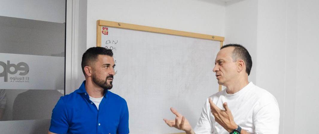 ¿Será que el profe Alejandro Restrepo le pidió unos consejitos a Villa pa mejorar la definición del Rojo? /FOTO: DIM OFICIAL