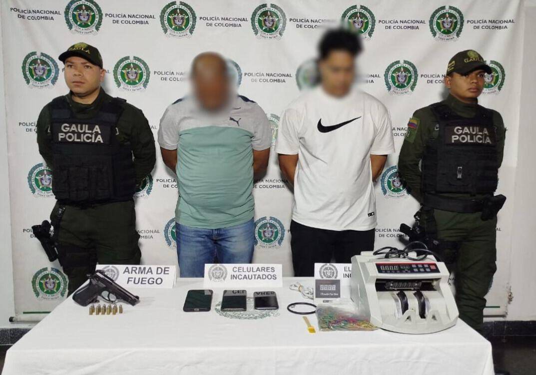 Los capturados con los elementos incautados. FOTO: POLICÍA NACIONAL