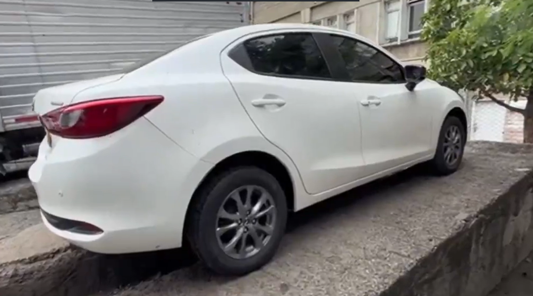 <b><span class=mln_small-caps_mln>El auto es un Mazda 2. FOTO: ALCALDÍA DE MEDELLÍN</span></b>