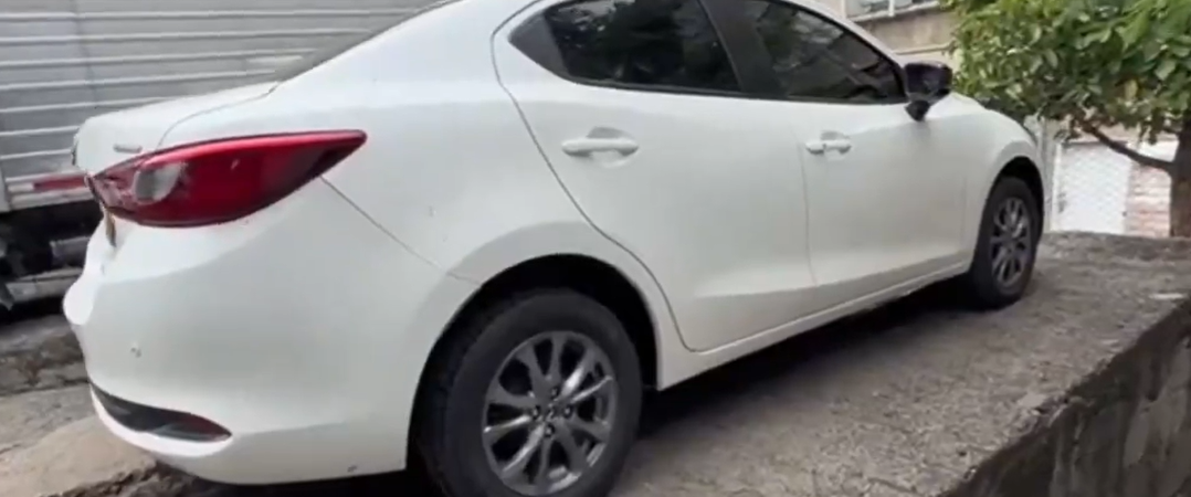 El auto es un Mazda 2. FOTO: ALCALDÍA DE MEDELLÍN