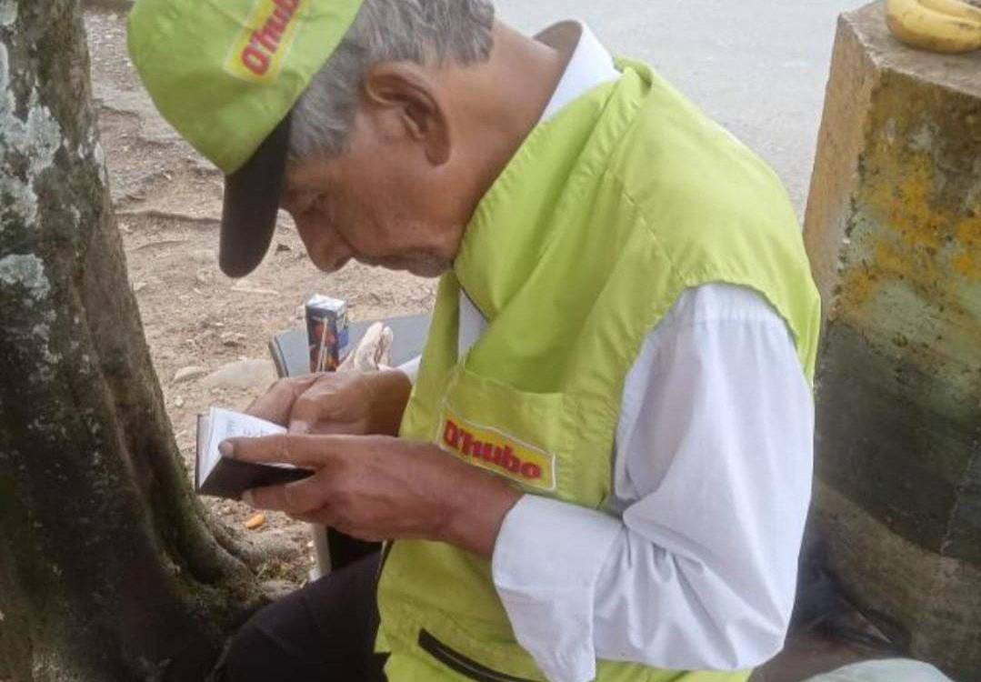 Miguel permanecía en la entrada de la calle Barranquilla. <b><span class=mln_small-caps_mln>/FOTO: TOMADA DE X @cesarolse</span></b>
