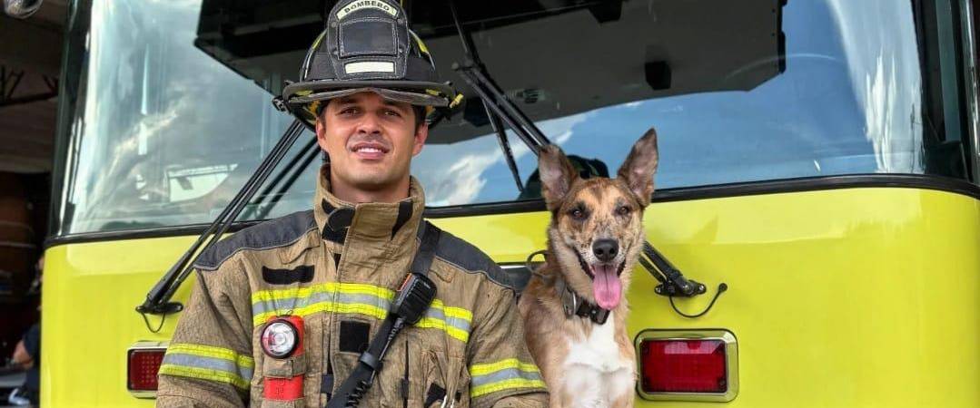 Yordan y Dalí, su canino de búsqueda y localización de 5 años, son compañeros de labores, pero también de vida. FOTO: CORTESÍA