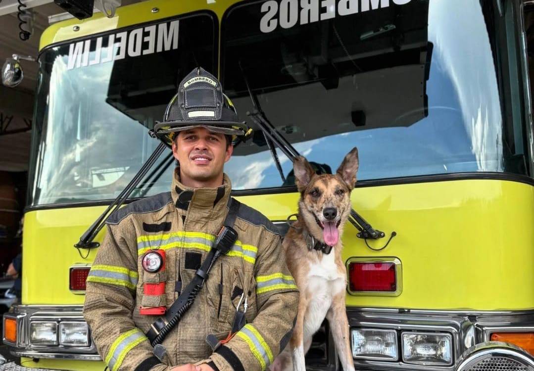 Yordan y Dalí, su canino de búsqueda y localización de 5 años, son compañeros de labores, pero también de vida. FOTO: CORTESÍA