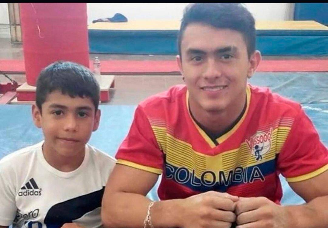 Ángel Barajas (izq), a los 7 años, al lado de uno de sus ídolos, el también gimnasta Jossimar Calvo, triple medallista de oro en los Juegos Panamericanos de 2015. / FOTO: X @Sebastián Montañez