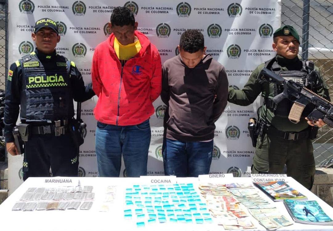 Los capturados con todo lo incautado. <b><span class=mln_small-caps_mln>/FOTO: POLICÍA NACIONAL</span></b>