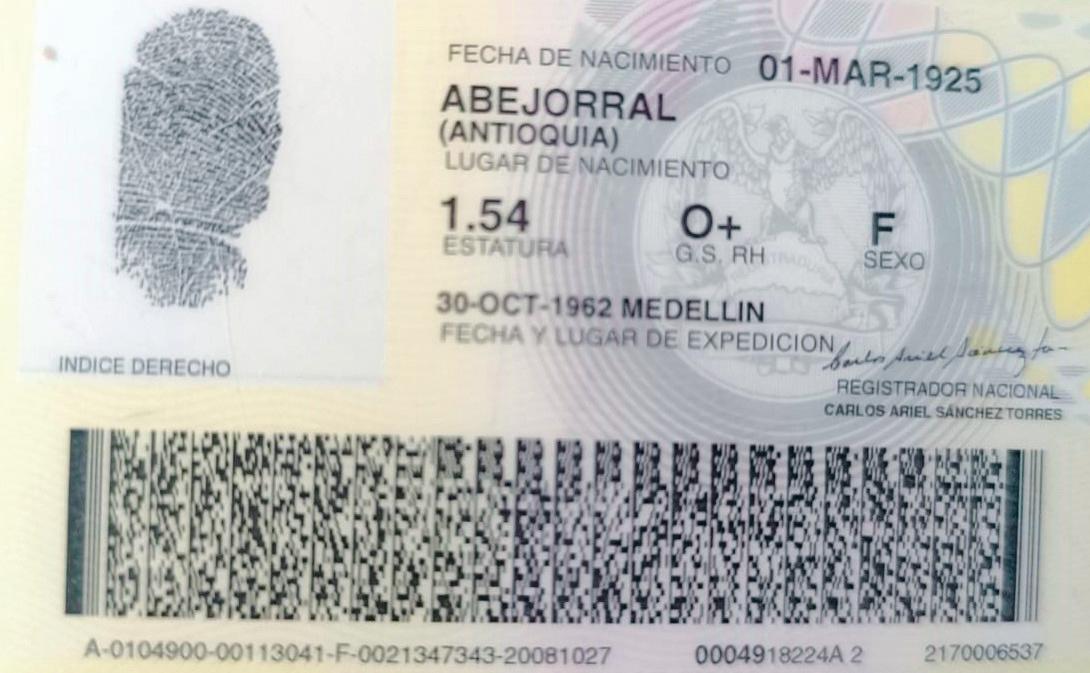 Nació el 1.° de marzo de 1925 en el municipio de Abejorral, Oriente antioqueño. Allí vivió hasta los 13 años.