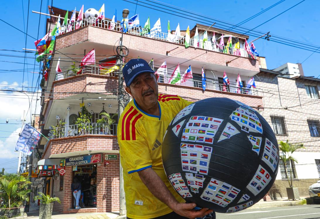 Quiroz está todo el día atento para acomodar los balones y las banderas que desubica el viento. También llena el albúm y está buscando quien le cambie a Santiago Arias, Cristiano Ronaldo y Messi. FOTO: MANUEL SALDARRIAGA