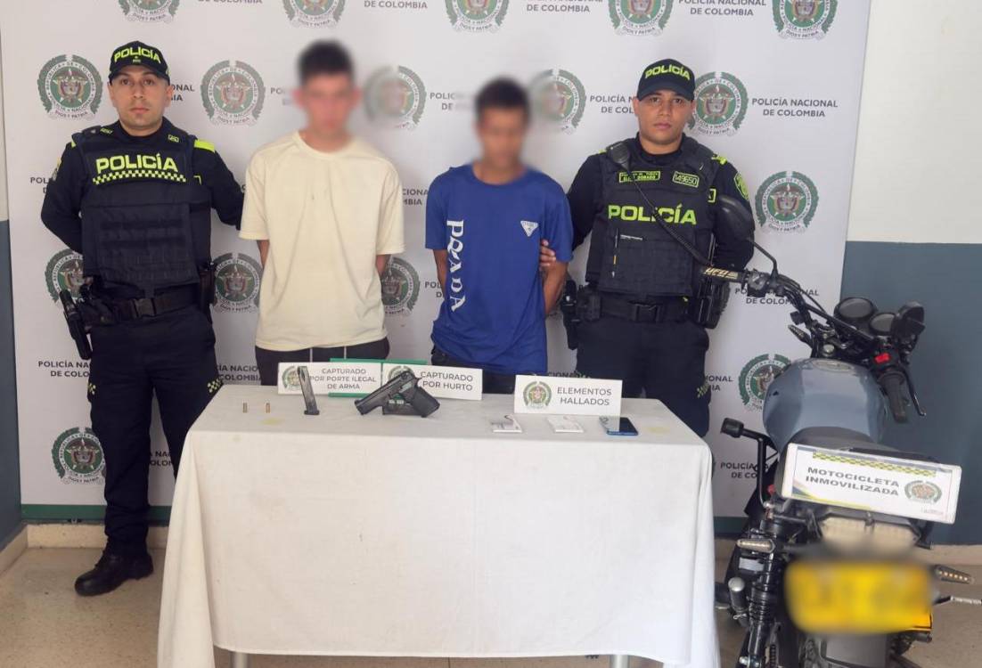 Los presuntos atracadores y los elementos incautados. FOTO: POLICÍA METROPOLITANA DEL VALLE DE ABURRÁ