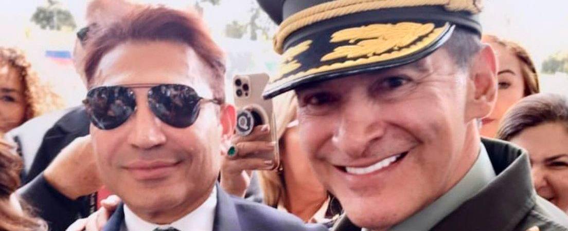 Fereidoun Khalilian y el general William Salamanca, director de la Policía Nacional. /FOTO: REDES SOCIALES