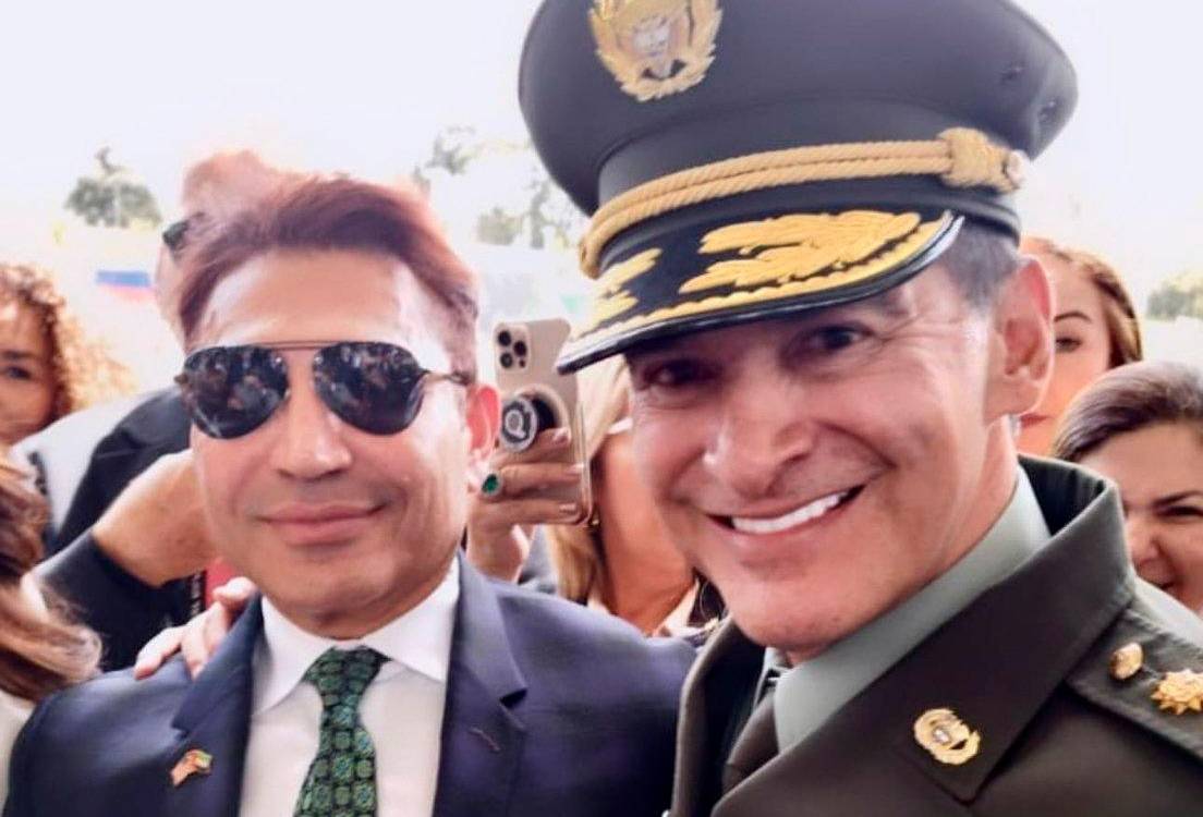 Fereidoun Khalilian y el general William Salamanca, director de la Policía Nacional. /FOTO: REDES SOCIALES