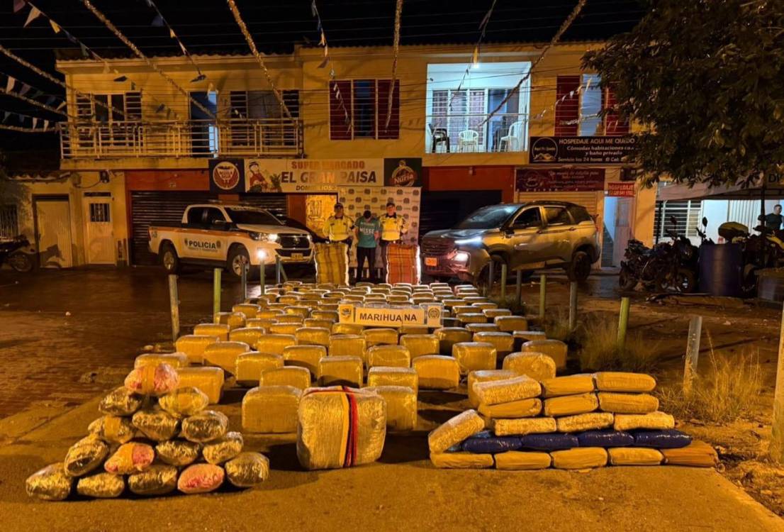 Presentación del responsable con el material incautado. FOTO: POLICÍA VALLE DEL CAUCA