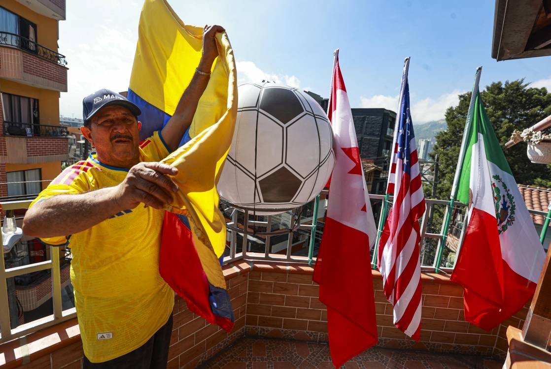 Gustavo Quiroz es parte del alma y vida de este proyecto familiar de ‘La embajada del fútbol’. FOTO: MANUEL SALDARRIAGA.